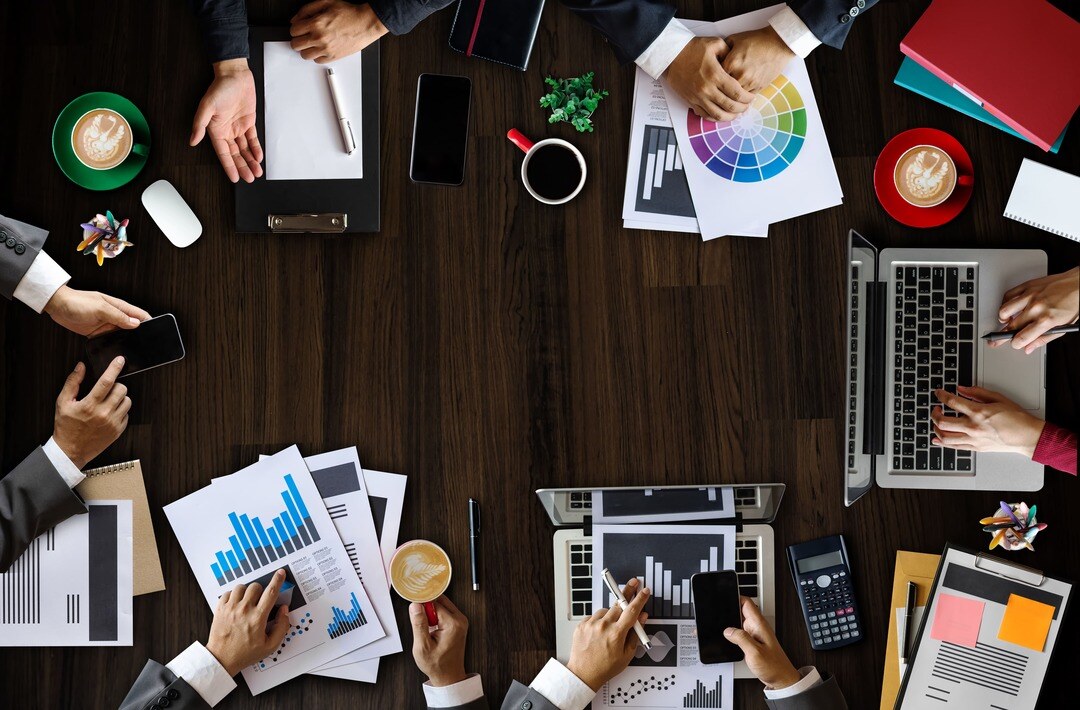 vecteezy_business-people-meeting-growth-success-target-economic-concept_6818206_662
